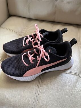 Puma Flyer Runner Black Sneakers with Pink Accents and White Soles